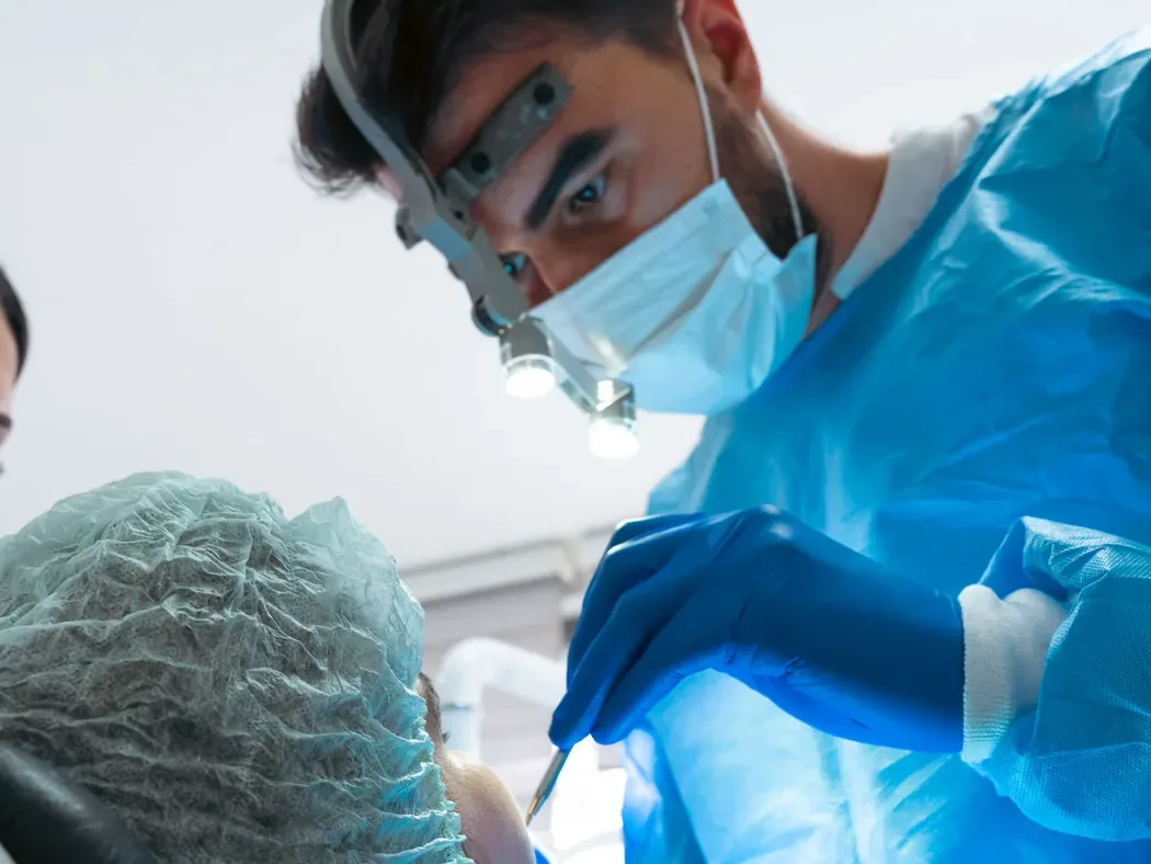 Dent Aydınlıkevler'de hekimin lokal anestezi altında implant uygulaması yapması