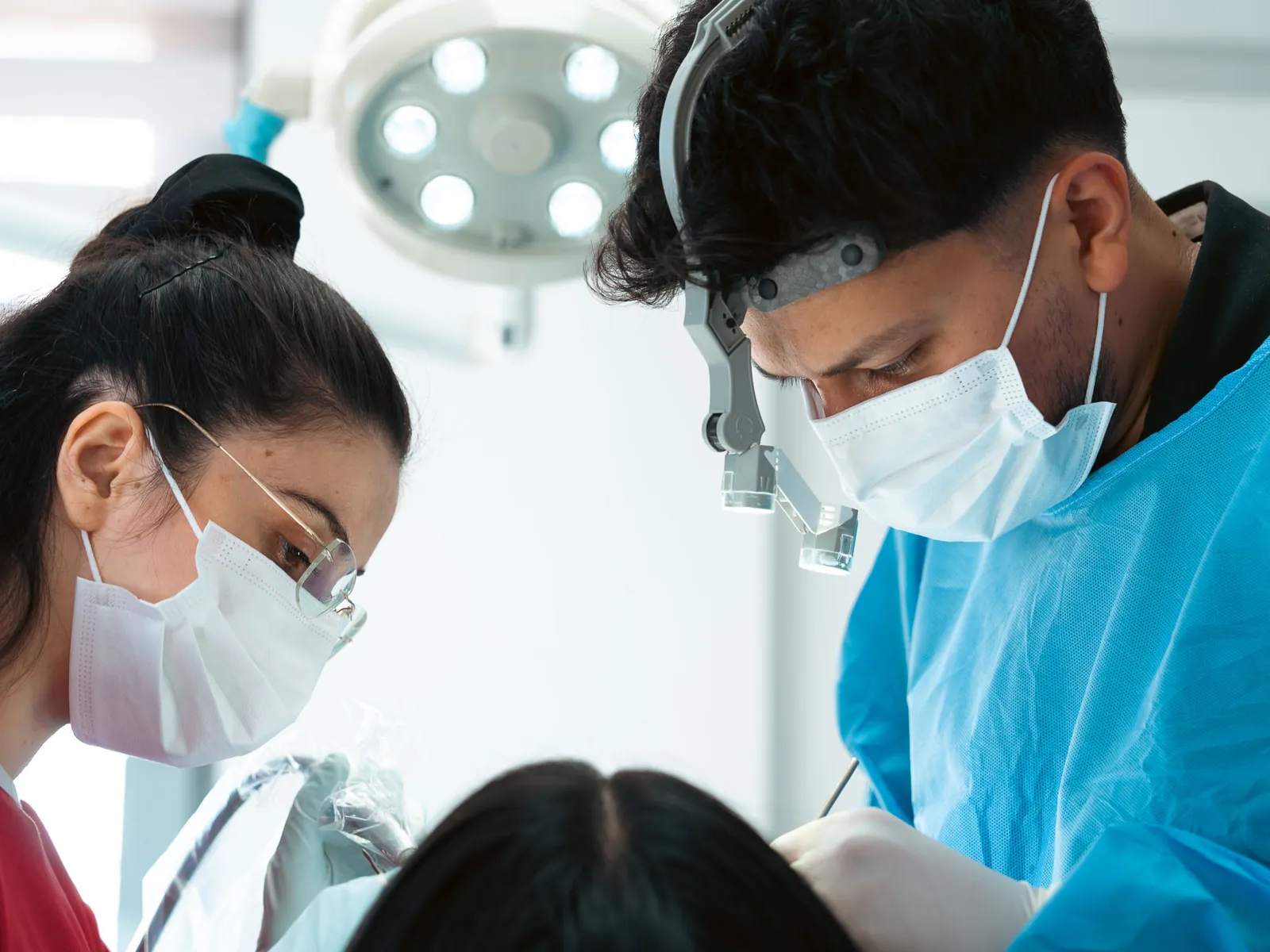Klinikte hekim ve asistanın hasta muayenesi