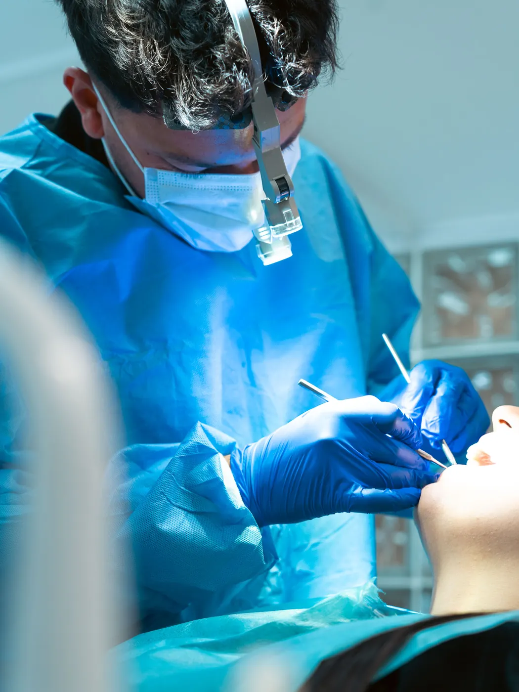 Dent Aydınlıkevler kliniğinde başlıklı büyüteç ve cerrahi önlük ile çalışan hekimimiz