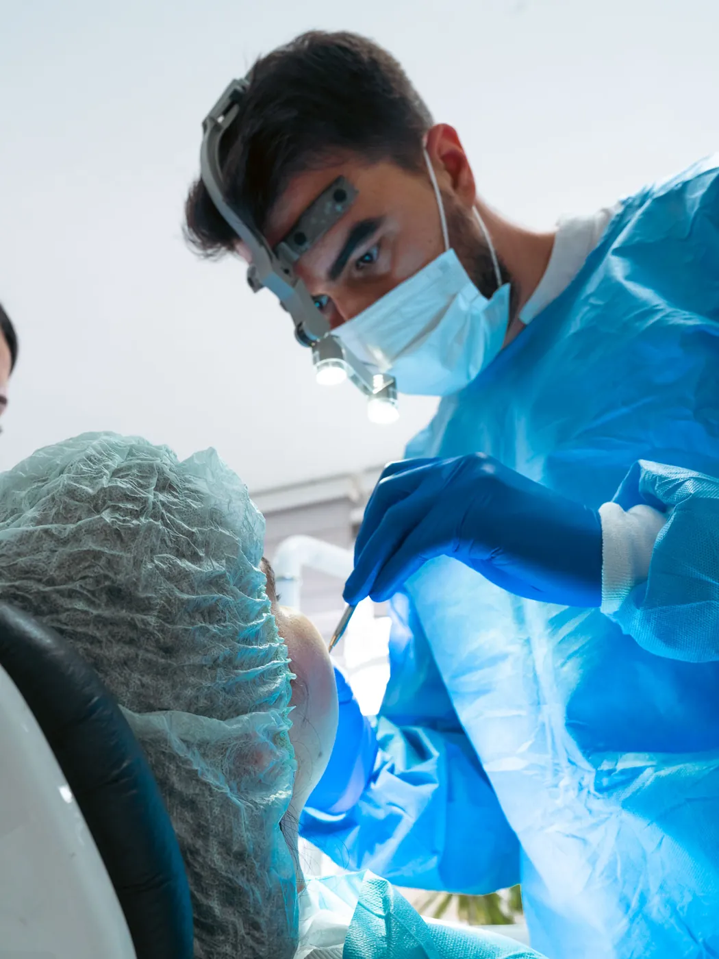 Klinikte implant tedavisi sırasında hekim ve hasta