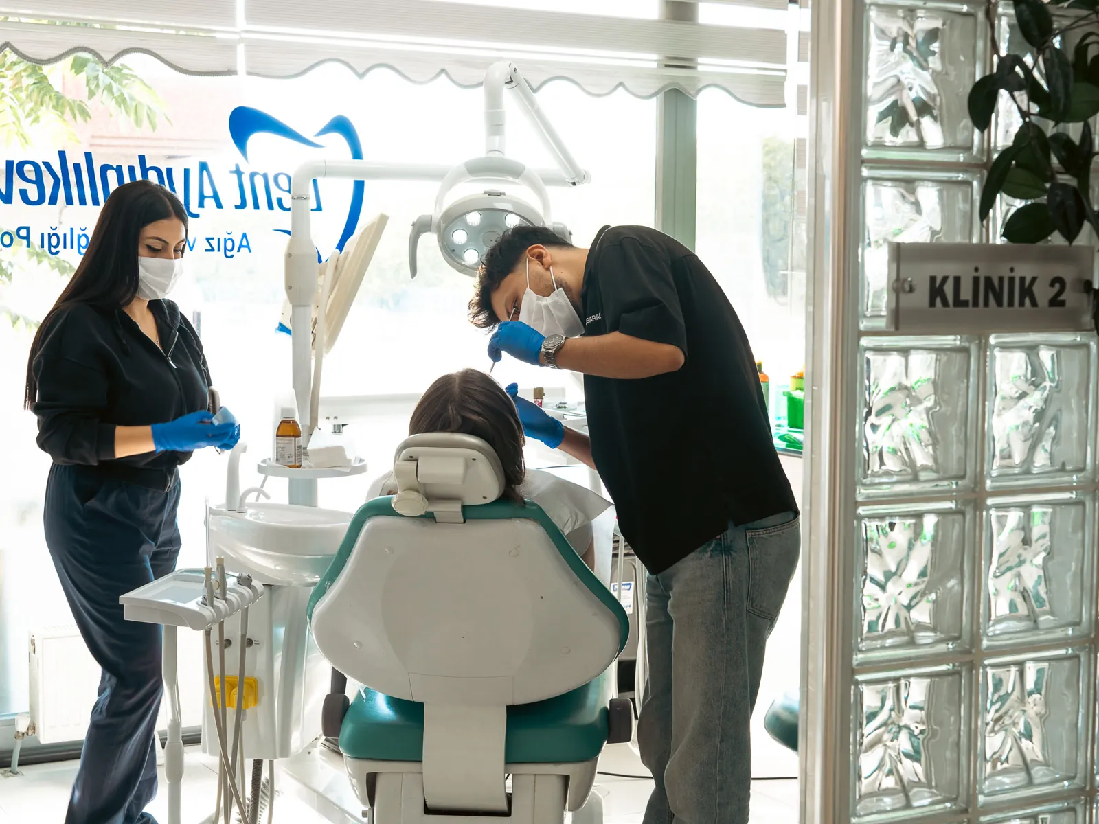 Dent Aydınlıkevler kliniğinde hekimimiz ve asistanı muayene koltuğunda hastayı tedavi ederken