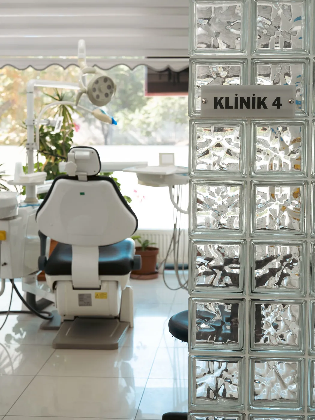 Klinik 4 tabelası ve diş üniti