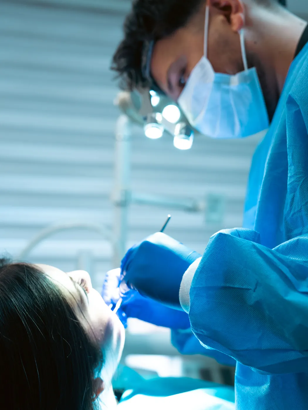 Klinikte ortodontik değerlendirme yapan hekim