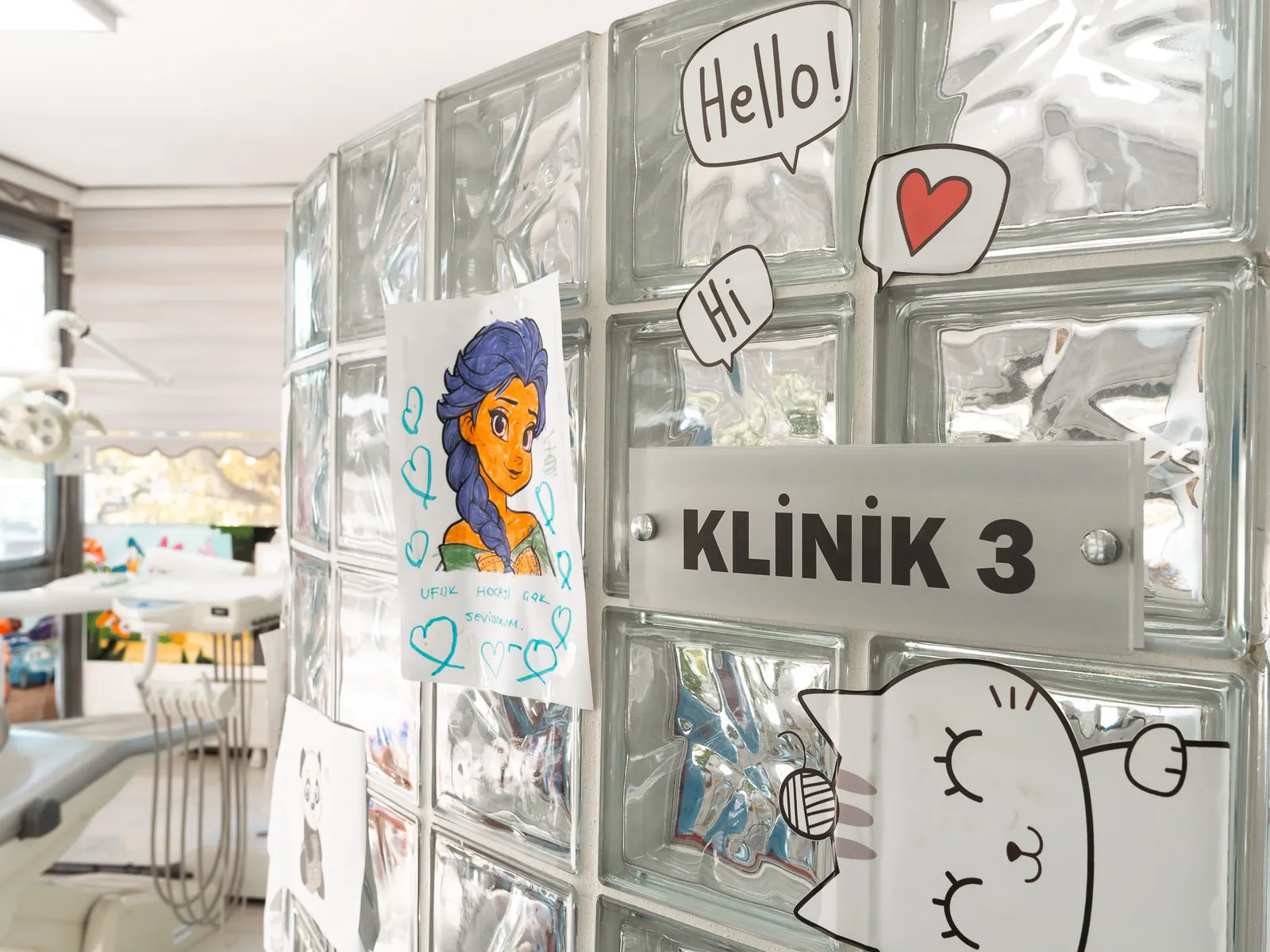Çocuk çizimleriyle düzenlenmiş klinik giriş detayı