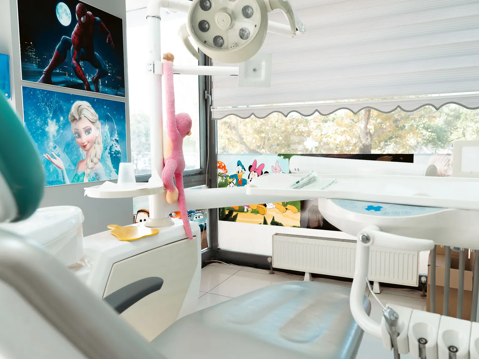 Çocuklara uygun görseller ve oyuncakla düzenlenmiş klinik odası