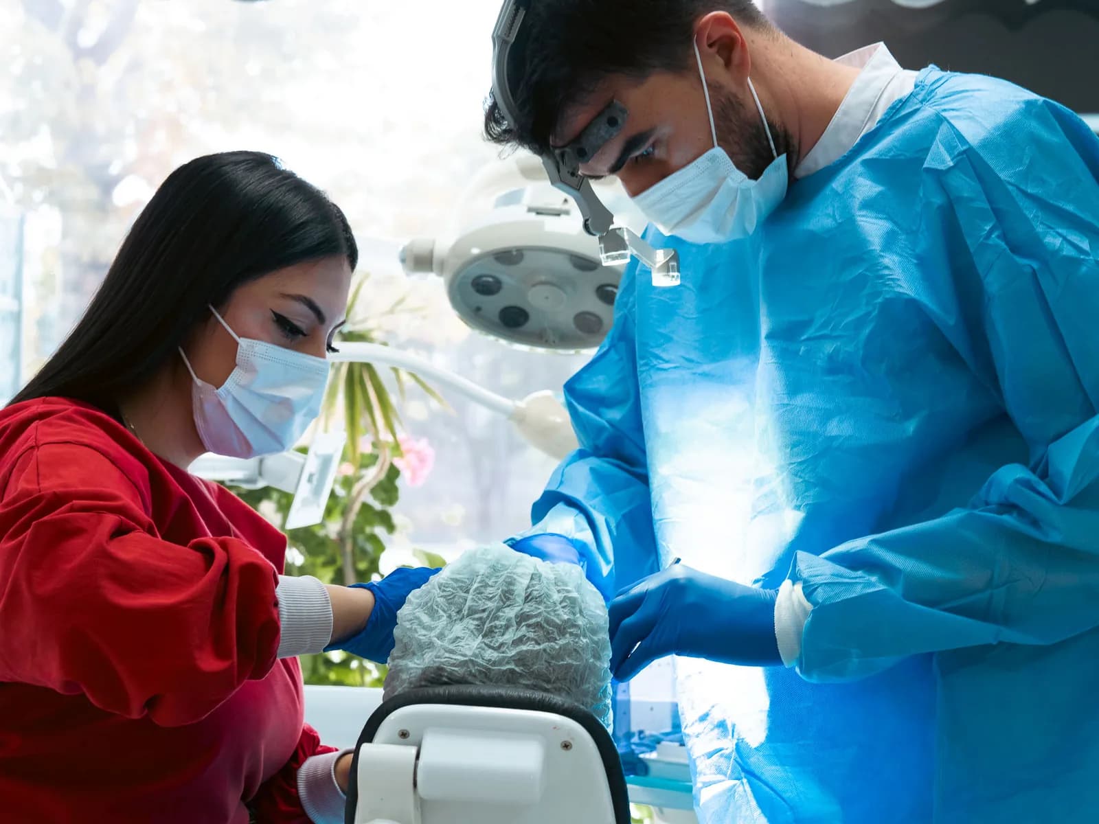 Dent Aydınlıkevler kliniğinde hekim ve asistanın hasta başında çalışması