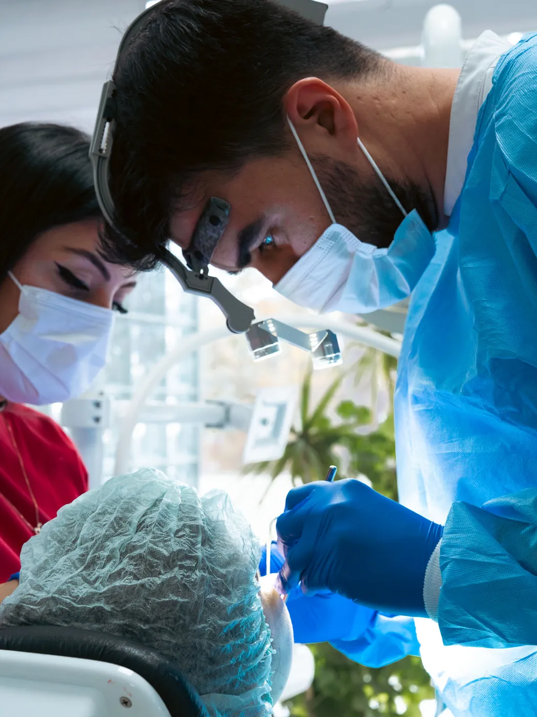 Dent Aydınlıkevler kliniğinde hekimimiz ve asistanı hastayı tedavi ederken