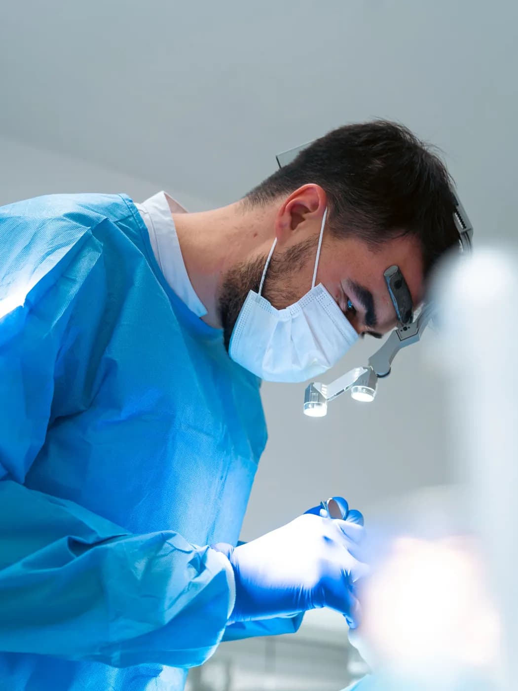 Dent Aydınlıkevler kliniğinde başlıklı büyüteç ile çalışan hekimimiz